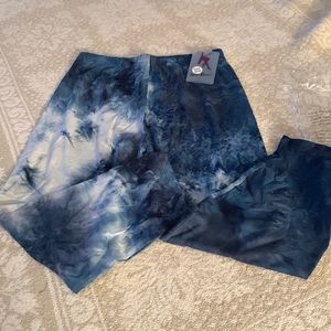 Buskin’s “Clear Water” Capri Leggings
